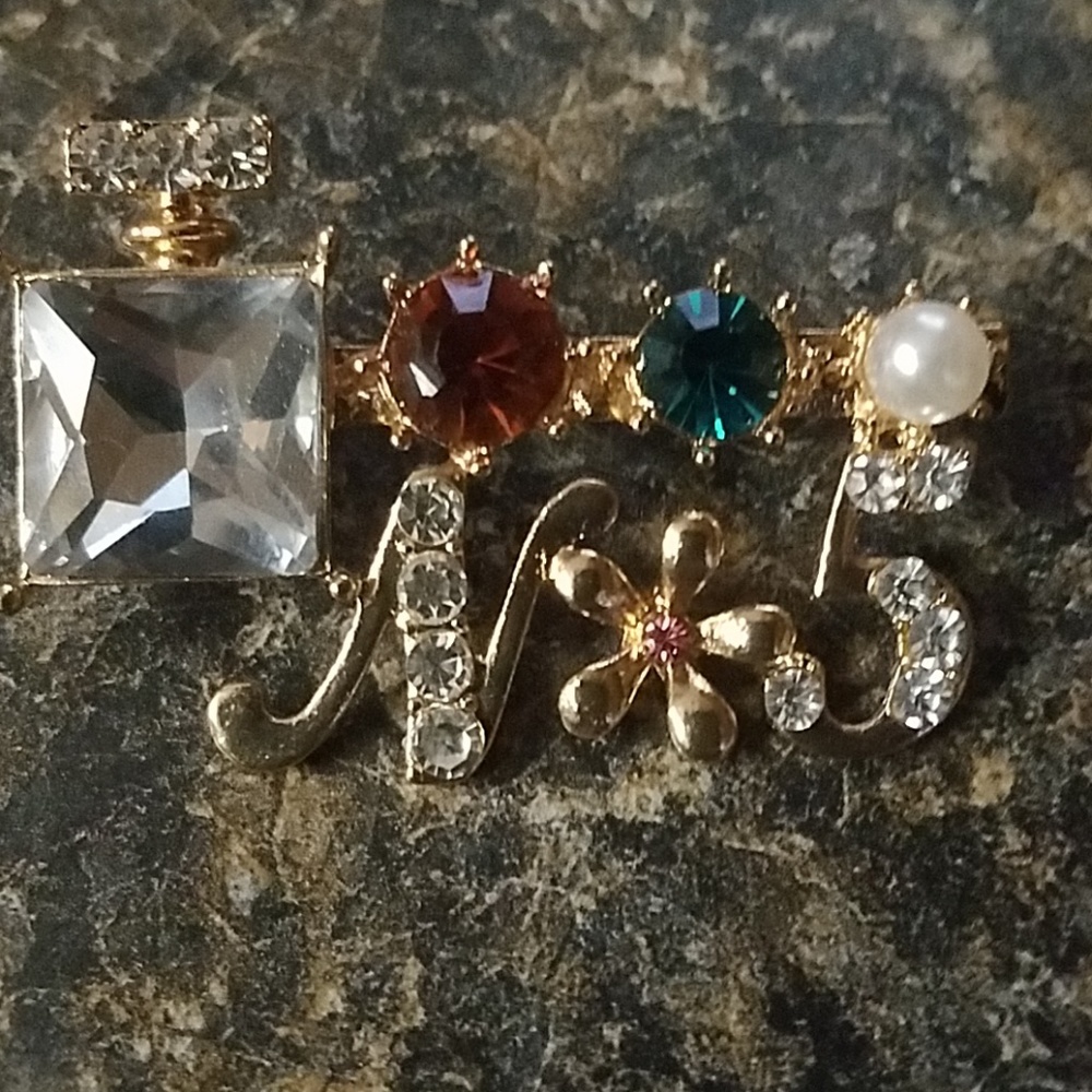 Pearl rhinestone brooch